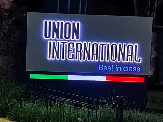 Union International totem tabelasında halo aydınlatmalı harfler ve renkli ışıklı şerit