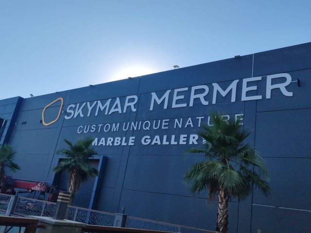 Skymar Mermer bina cephesinde metal görünümlü hacimli harfler ve logo