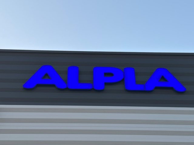 ALPLA kutu harf tabela, akşam aydınlatması açıkken mavi ışık veriyor